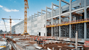 Construction-site-with-crane-and-ppes-1400x788-1